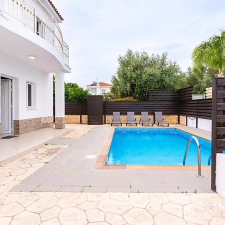 Breezybee 3-bedroom And Pool In Villa Protaras